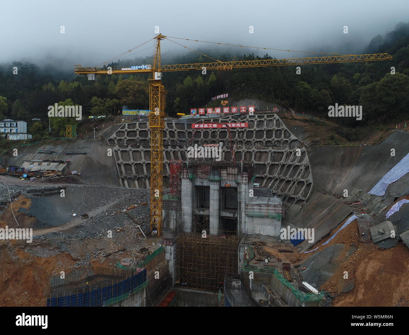 Die Aufnahme von Wasser Distribution System Wasser in Hangzhou zu übertragen, ist im Bau Qiandao Lake in Jingdezhen County, Hangzhou, Stockfoto