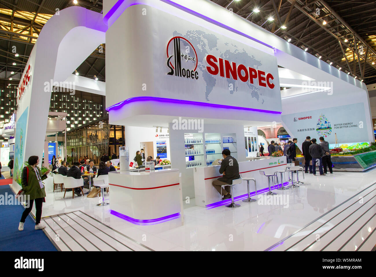 ---- Leute besuchen Sie den Stand von Sinopec (China Petroleum & Chemical Corporation) während der Expo in Shanghai, China, 1. April 2019. China Petroleum Stockfoto