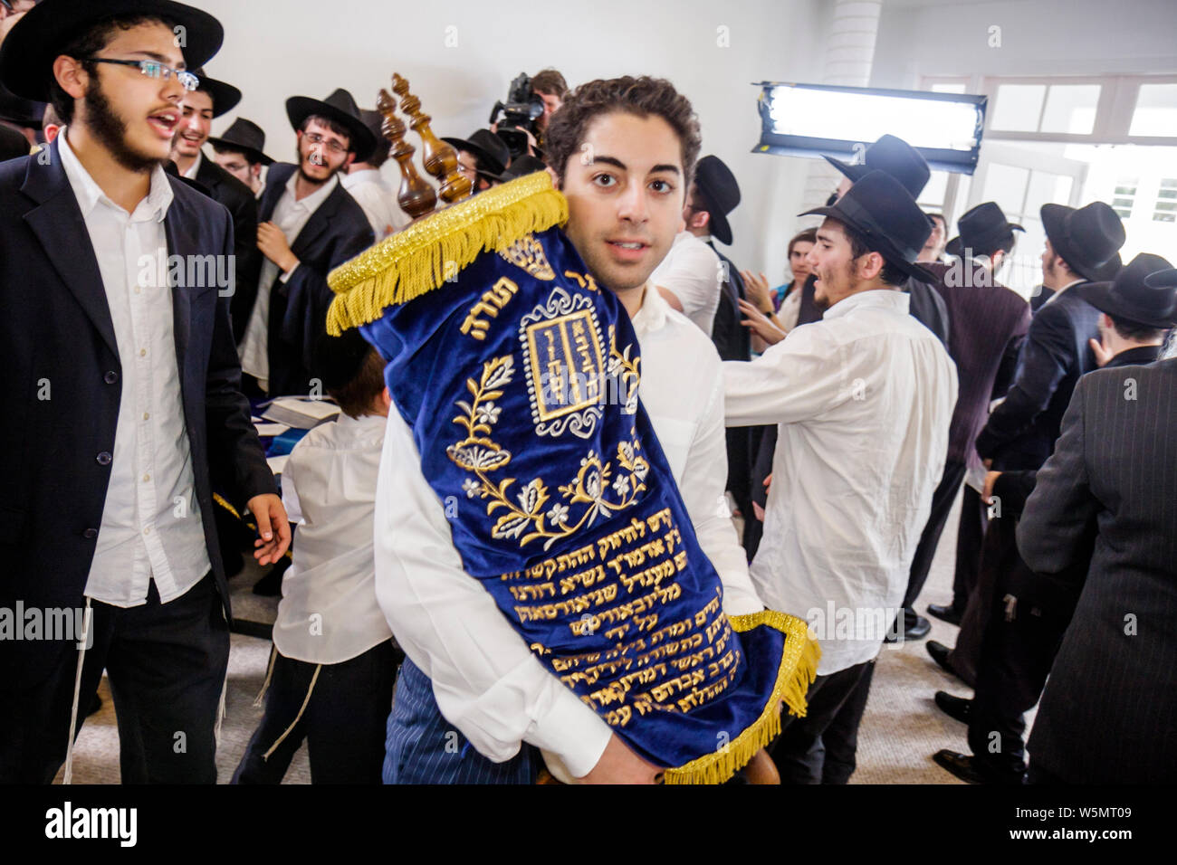 Miami Beach Florida, Feier, Zeremonie, Abschluss, neue Sefer Torah, Rabbi, rebbe, Studenten Schüler Bildung Schüler, orthodoxer Jude, Chabad Lubavitch, Stockfoto