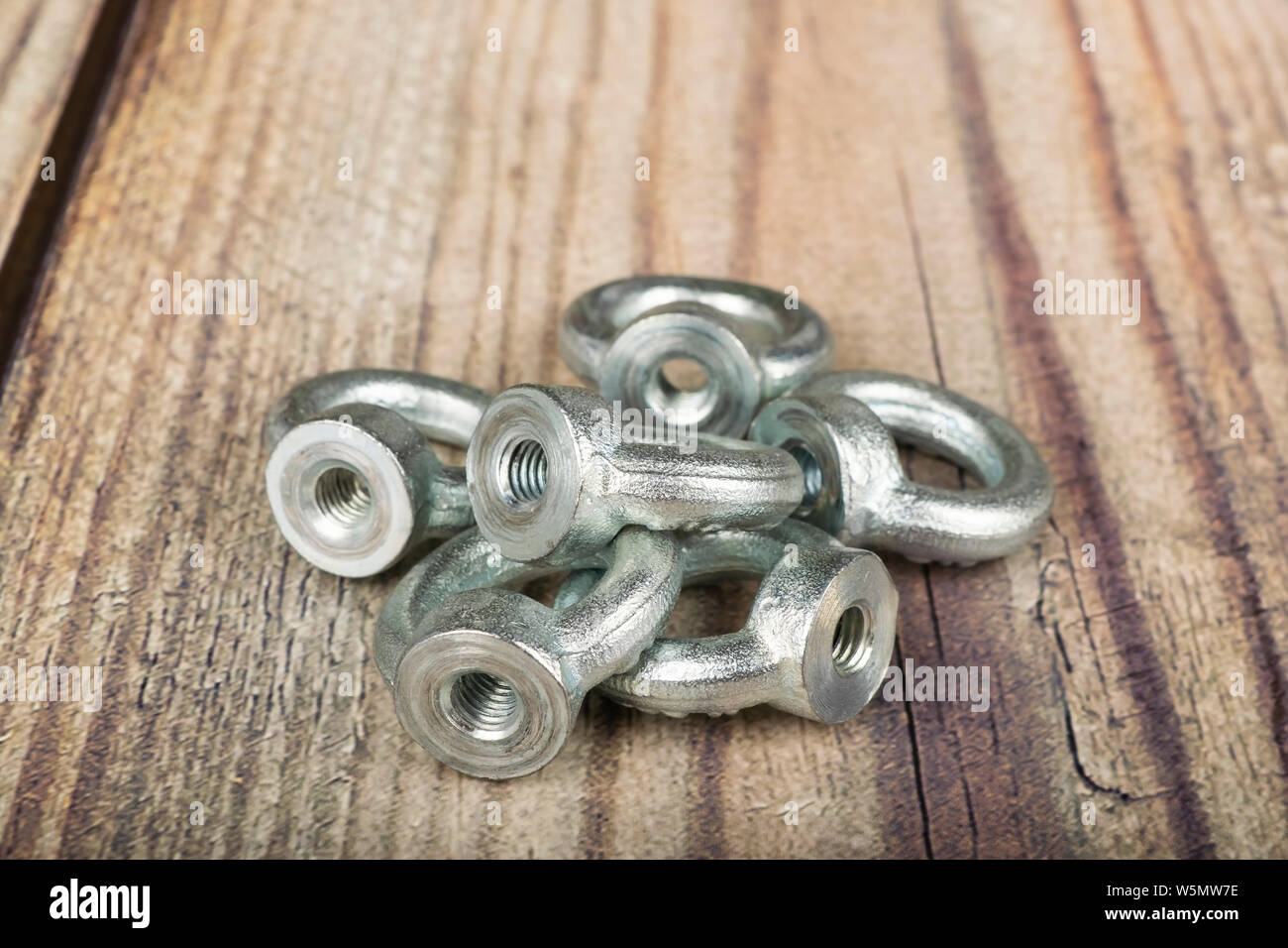 Ring Muttern, Verzinkt auf Holz- Hintergrund. Stockfoto