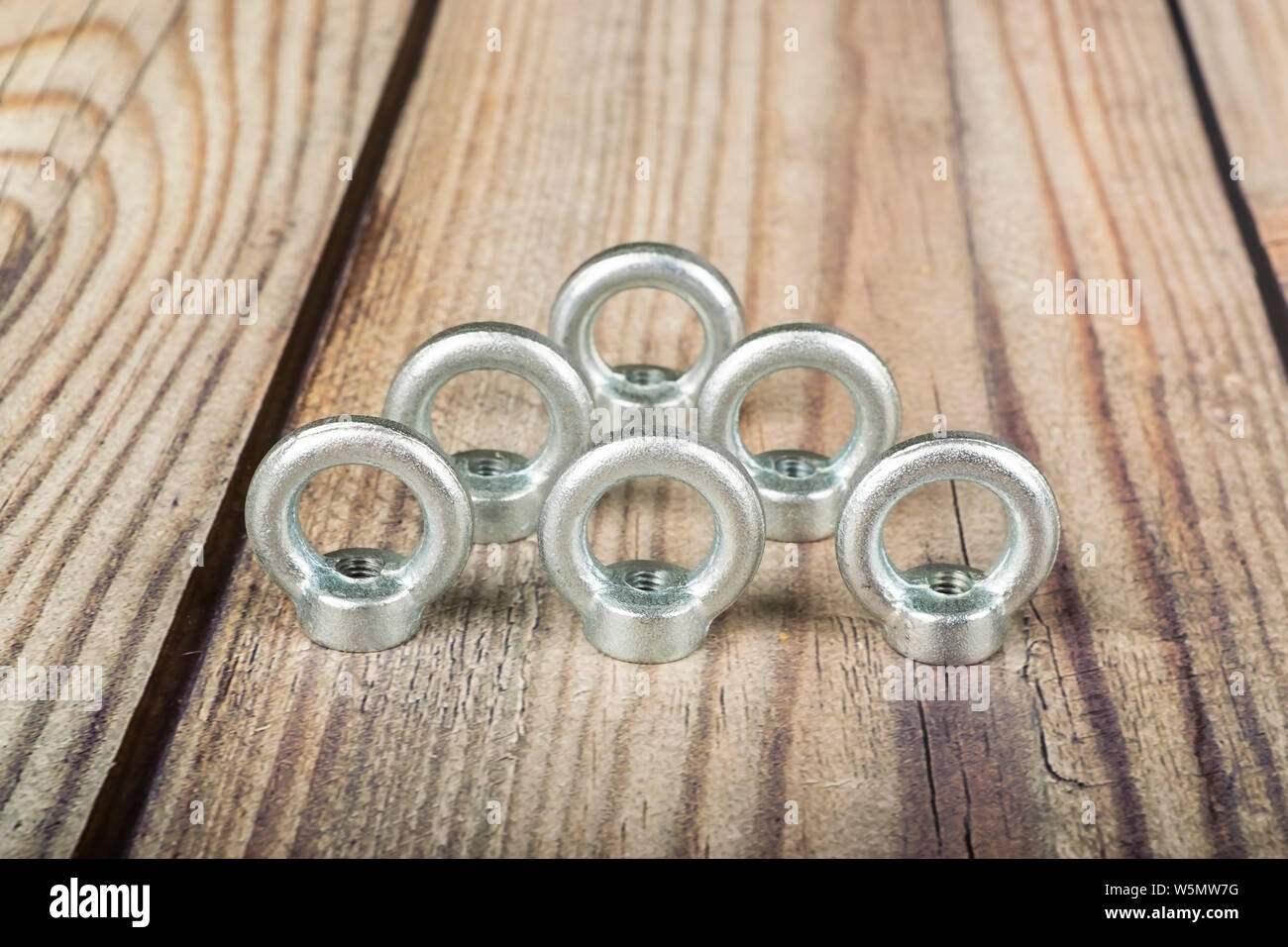Ring Muttern, Verzinkt auf Holz- Hintergrund. Stockfoto