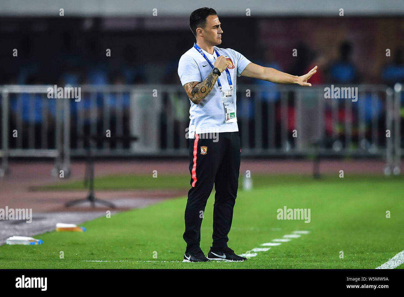 Head Coach Fabio Cannavaro, der von China Guangzhou Evergrande gibt Anweisungen an seine Spieler gegen Australien Melbourne Victory in t zu konkurrieren Stockfoto