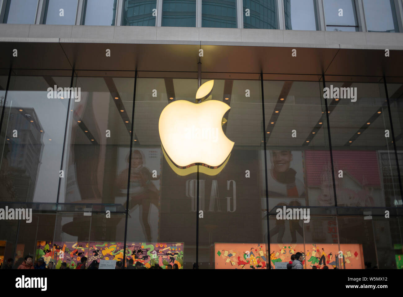 ---- Blick auf einen Apple Store in Peking, China, 3. Februar 2019. Apple ließ seine Preise heute in Schritt mit Chinas Mehrwertsteuer senken Stockfoto