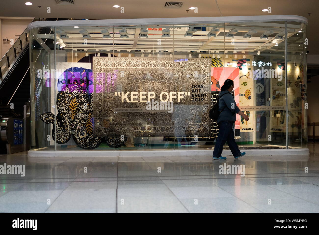 Ansicht der Virgil Abloh 'KEEP OFF' IKEA Teppich auf der Ikea in Peking,  China, 8. April 2019. Chinesische Kunden voll in die IKEA onli  Stockfotografie - Alamy