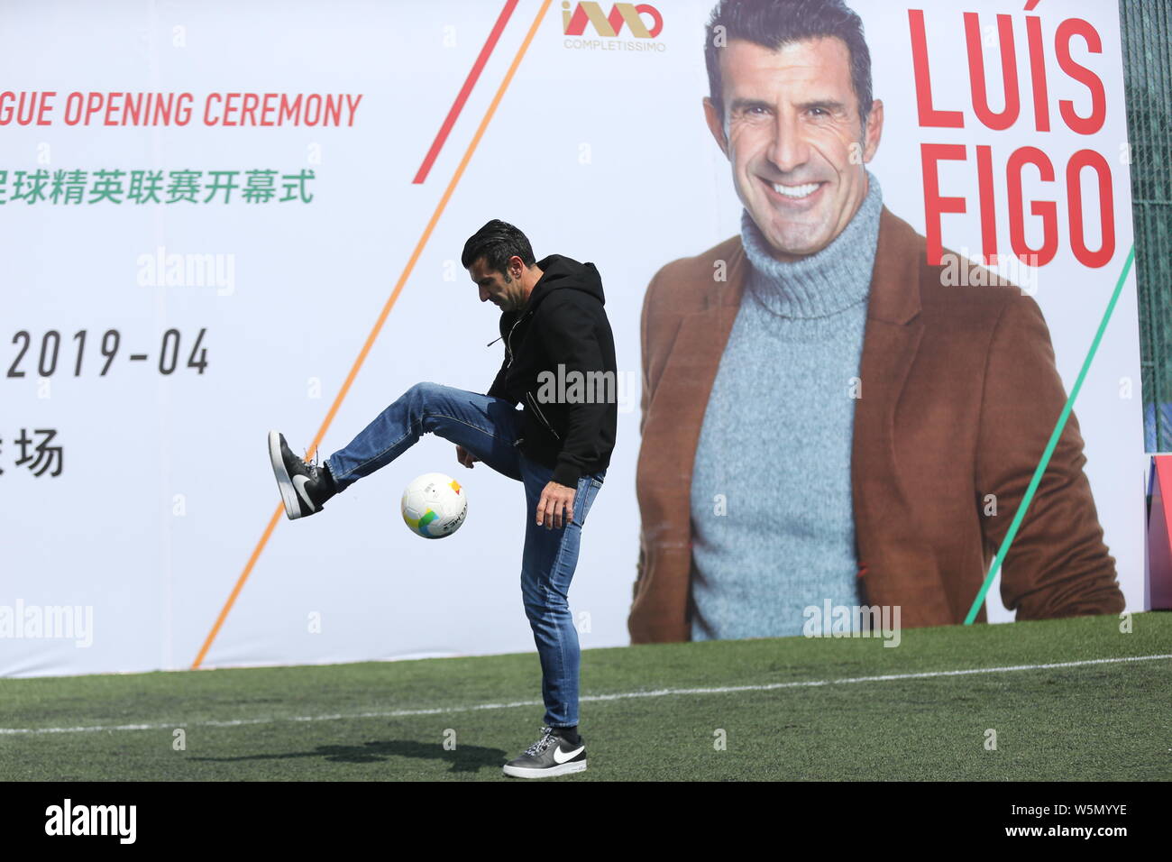 Pensionierter portugiesischer Fußballspieler Luis Figo nimmt an der Eröffnungsfeier für siic Cup 2019 Qingdao Kinder Fußball Elite League in Qingdao Stadt, Stockfoto