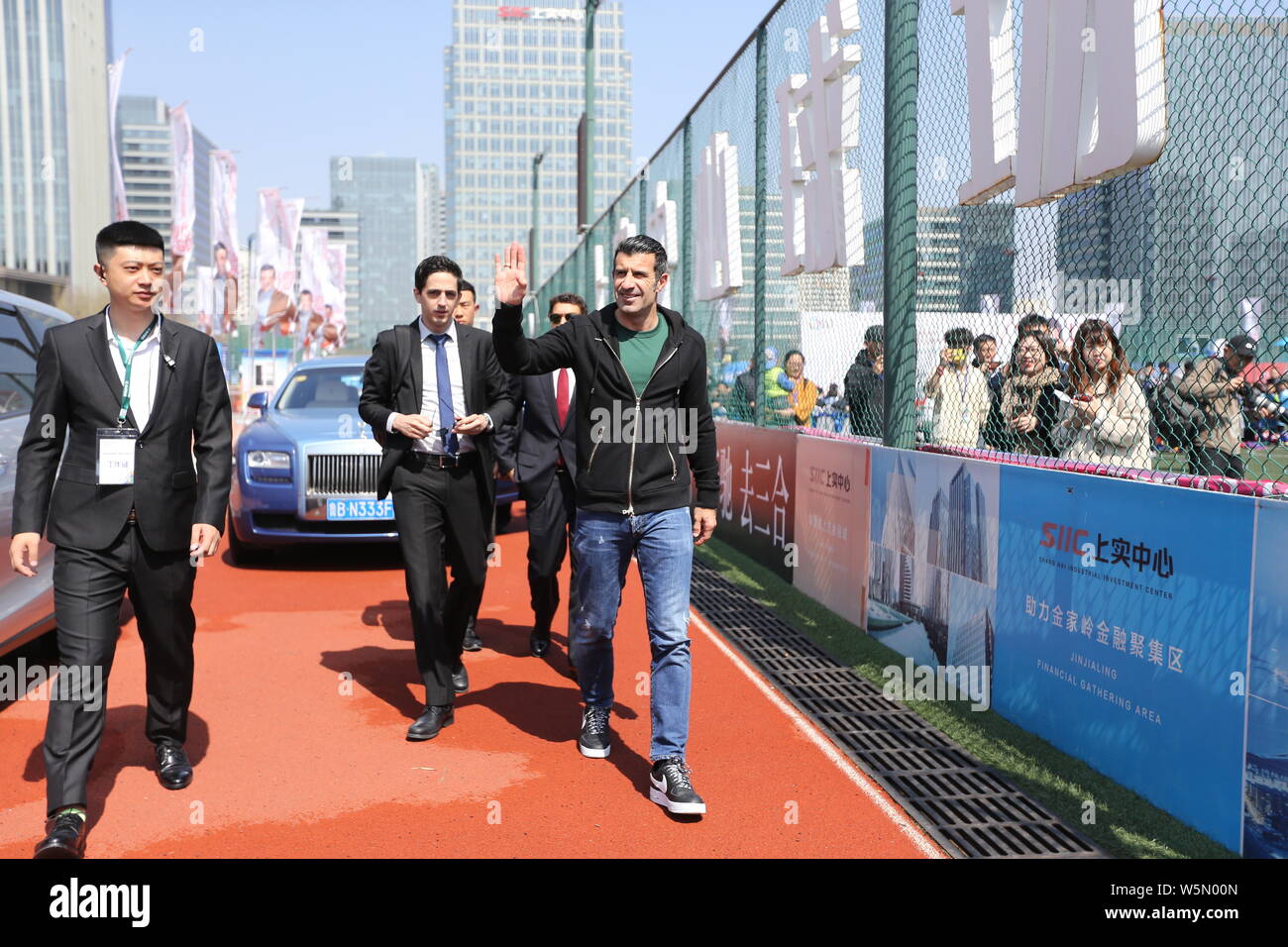 Pensionierter portugiesischer Fußballspieler Luis Figo nimmt an der Eröffnungsfeier für siic Cup 2019 Qingdao Kinder Fußball Elite League in Qingdao Stadt, Stockfoto