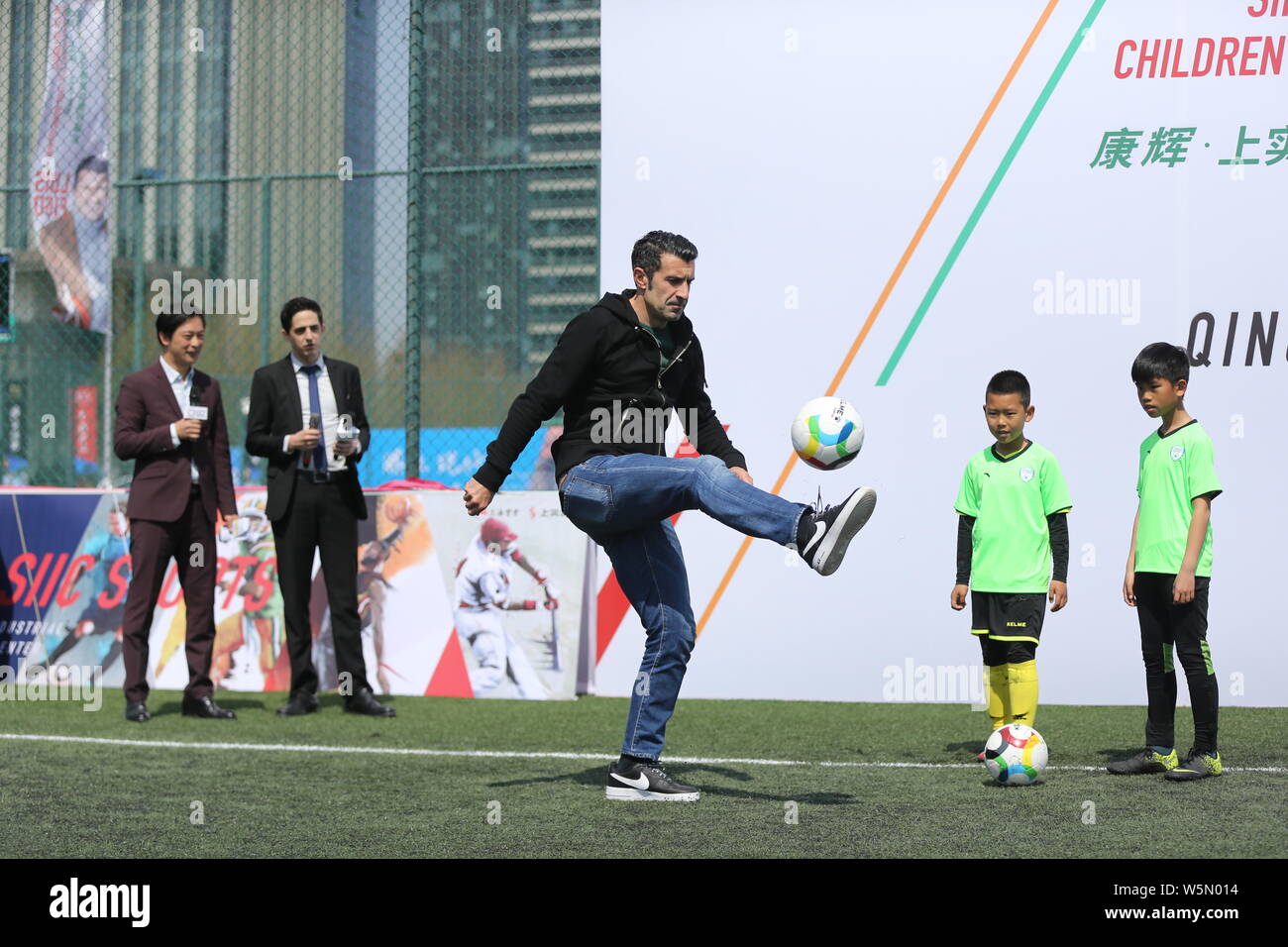 Pensionierter portugiesischer Fußballspieler Luis Figo nimmt an der Eröffnungsfeier für siic Cup 2019 Qingdao Kinder Fußball Elite League in Qingdao Stadt, Stockfoto