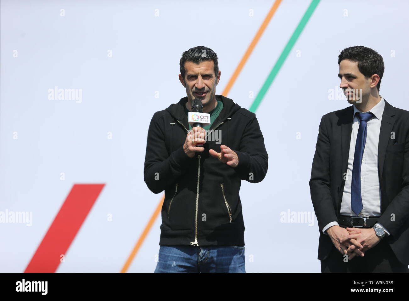 Pensionierter portugiesischer Fußballspieler Luis Figo, Links, nimmt an der Eröffnung SIIC Cup 2019 Qingdao Kinder Fußball Elite League in Qingdao Stockfoto