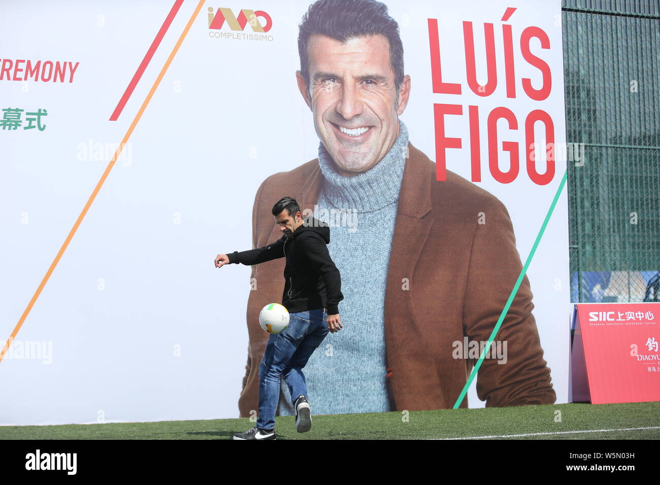 Pensionierter portugiesischer Fußballspieler Luis Figo nimmt an der Eröffnungsfeier für siic Cup 2019 Qingdao Kinder Fußball Elite League in Qingdao Stadt, Stockfoto