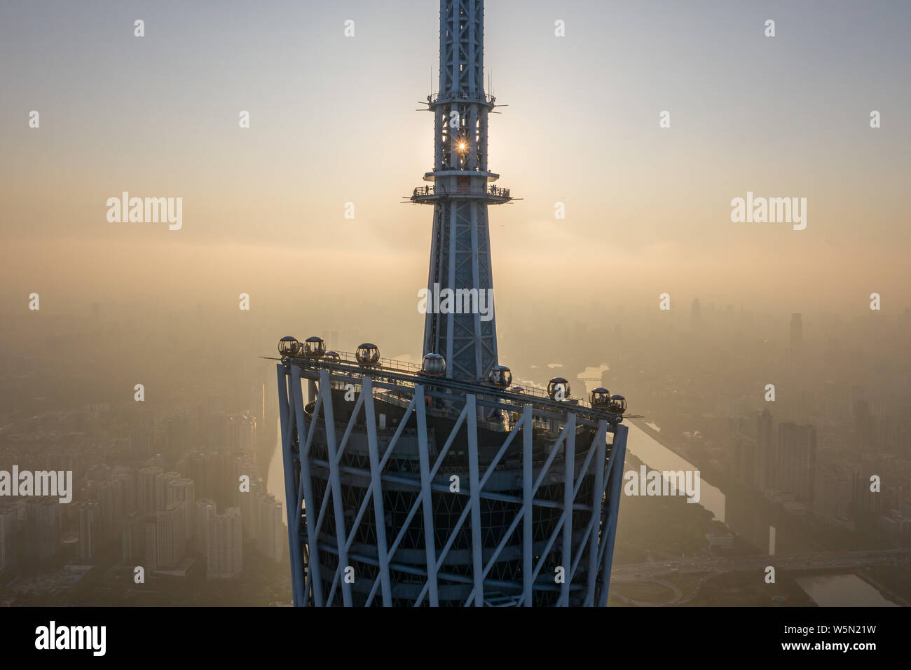 Ein Blick auf die Canton Tower in Guangzhou City, die südchinesische Provinz Guangdong, 16. April 2019. Der Kanton Tower, formal Guangzhou TV Astronomische Stockfoto