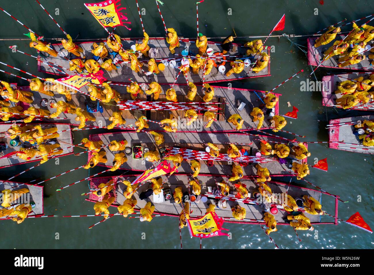 Die Teilnehmer nehmen an einem Boot Performance während der 2019 Qintong Boat Festival, am Nationalen Qinhu Wetland Park, Jiangyan Bezirk von Taizhou City, Stockfoto