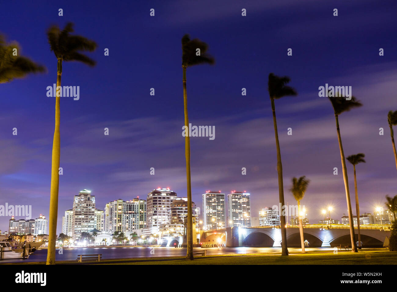 West Palm Beach Florida, Skyline der Stadt, Nachtabend, Intracoastal Waterfront, Navigation, Gebäude, Hochhaus Wolkenkratzer Gebäude dra Stockfoto