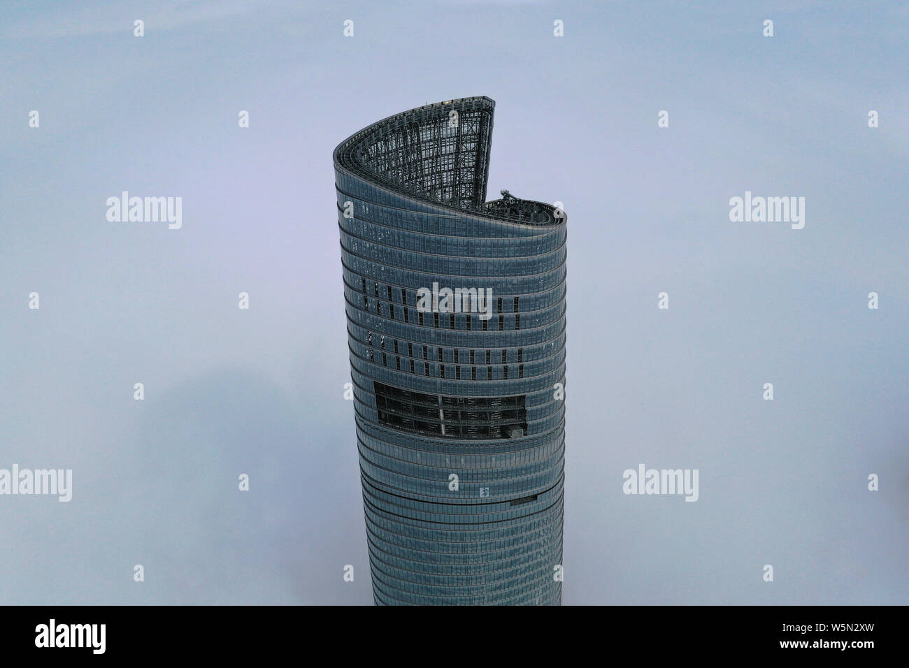 Ganz oben auf dem Shanghai Tower, der bei 2.073 Fuß steht, bricht der Nebel in Shanghai, China, 19. April 2019. Stockfoto