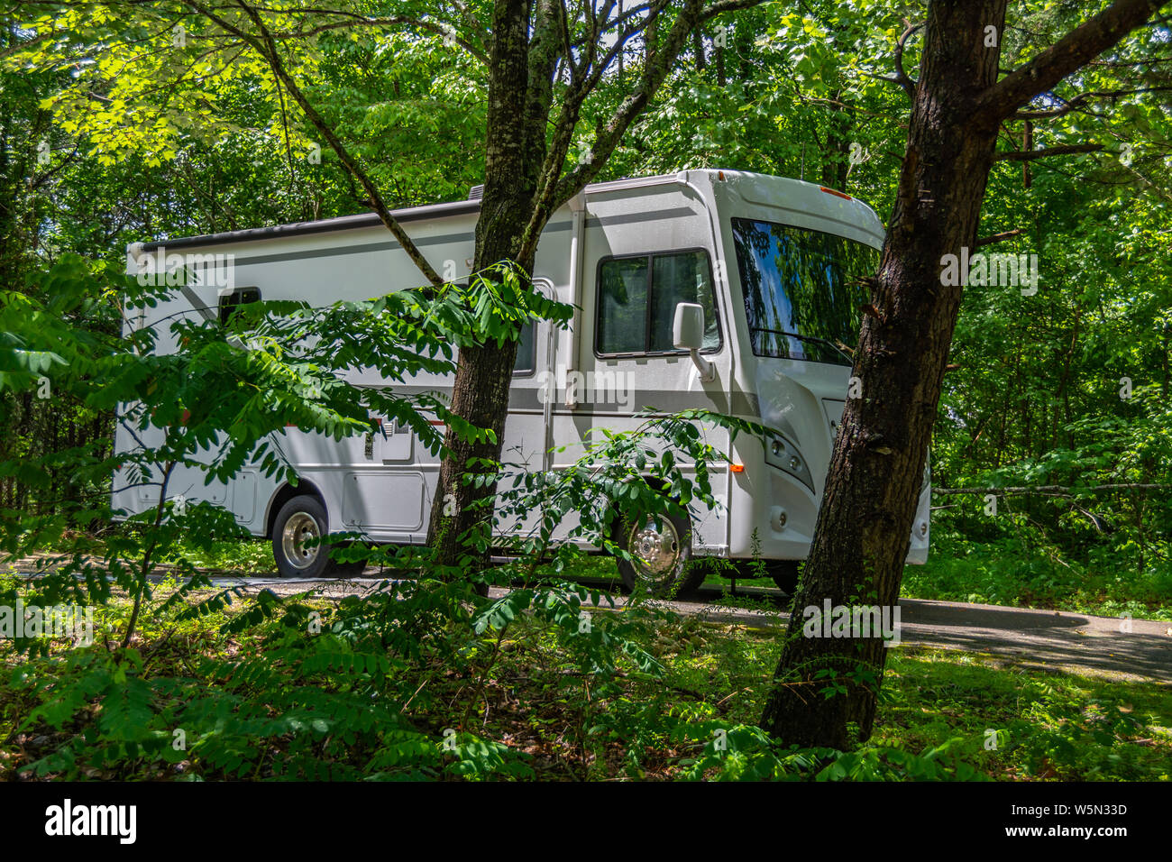 Reisemobil auf einem Campingplatz geparkt Stockfoto