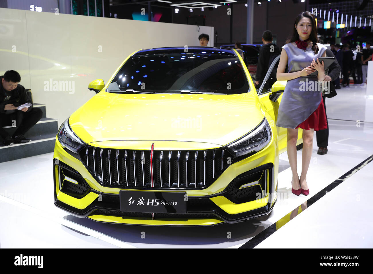 Ein hongqi H5Sports Sedan ist auf dem Display während der 18. Internationalen Automobil- Ausstellung in Shanghai, die auch als Auto Shanghai 2019, in Sha bekannt Stockfoto