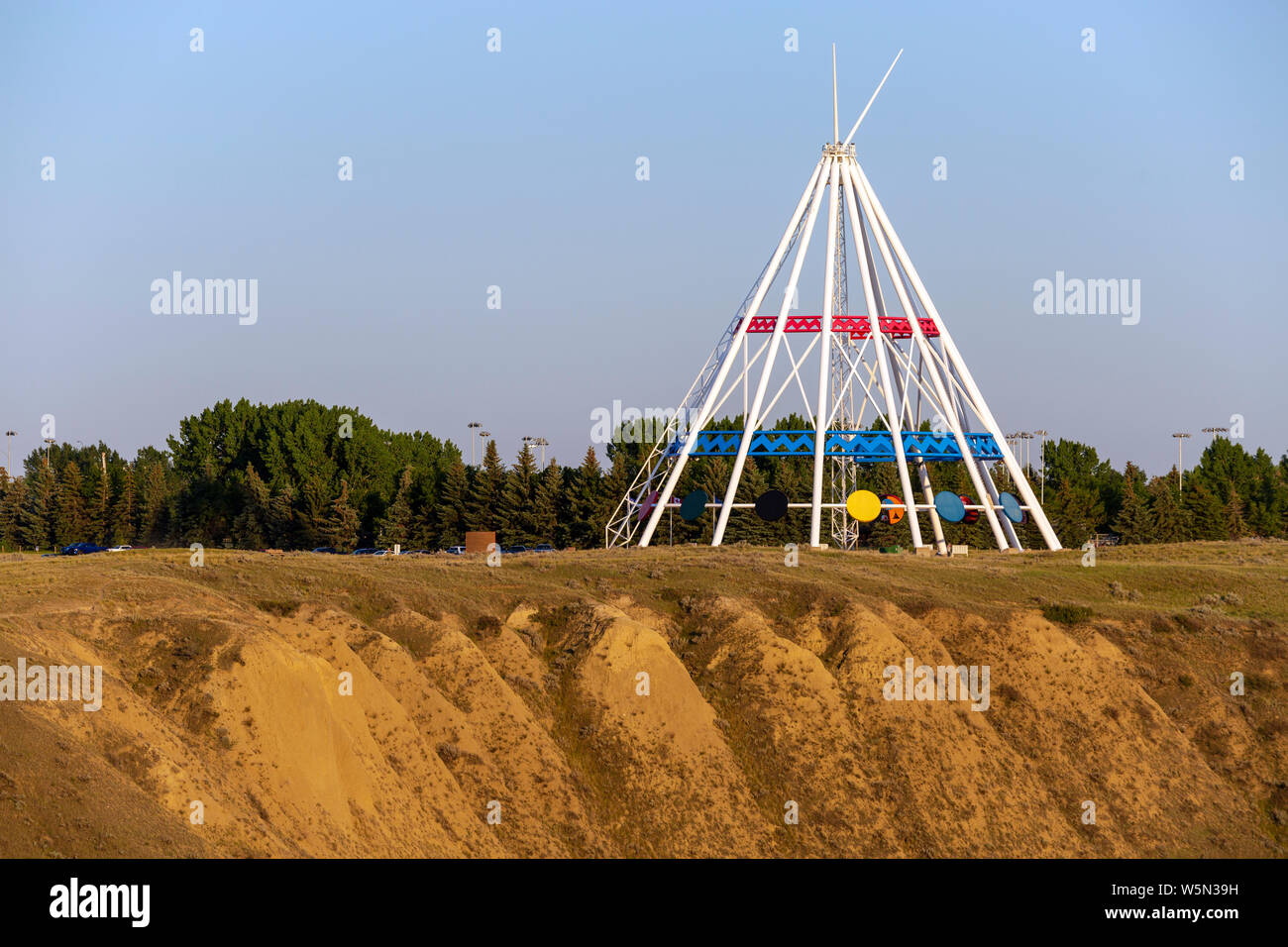 Medicine Hat, Alberta, Kanada - 9. Juli 2019: Die Medizin hat die meisten sichtbaren Wahrzeichen ist die Saamis Tepee! Ursprünglich für die Calgary 1988 Wi gebaut Stockfoto