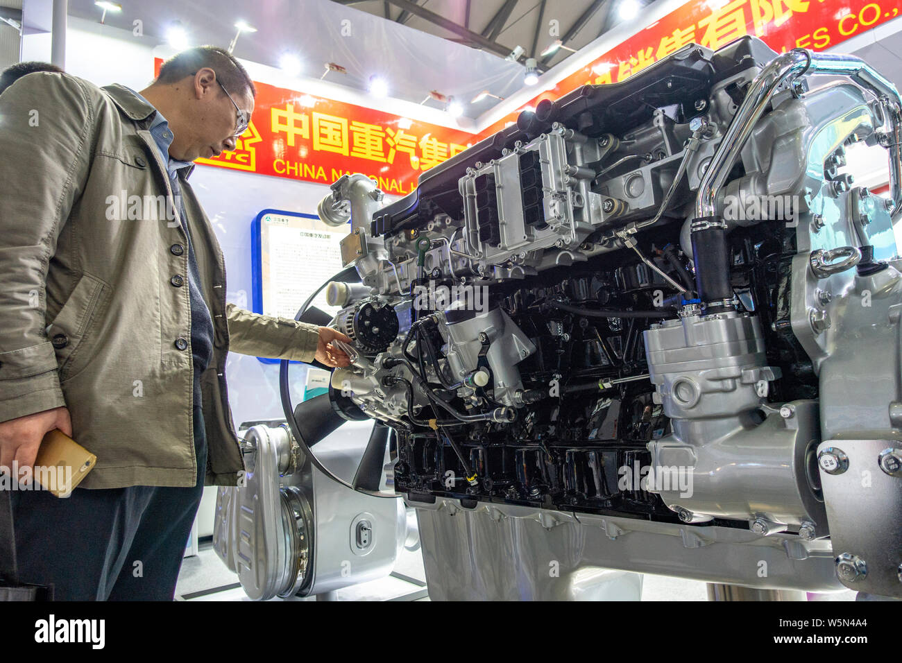 ---- Leute besuchen Sie den Stand von China National Heavy Duty Truck Group, auch als Sinotruk Gruppe, während einer Ausstellung bekannt, in Shanghai, China, 29 Keine Stockfoto