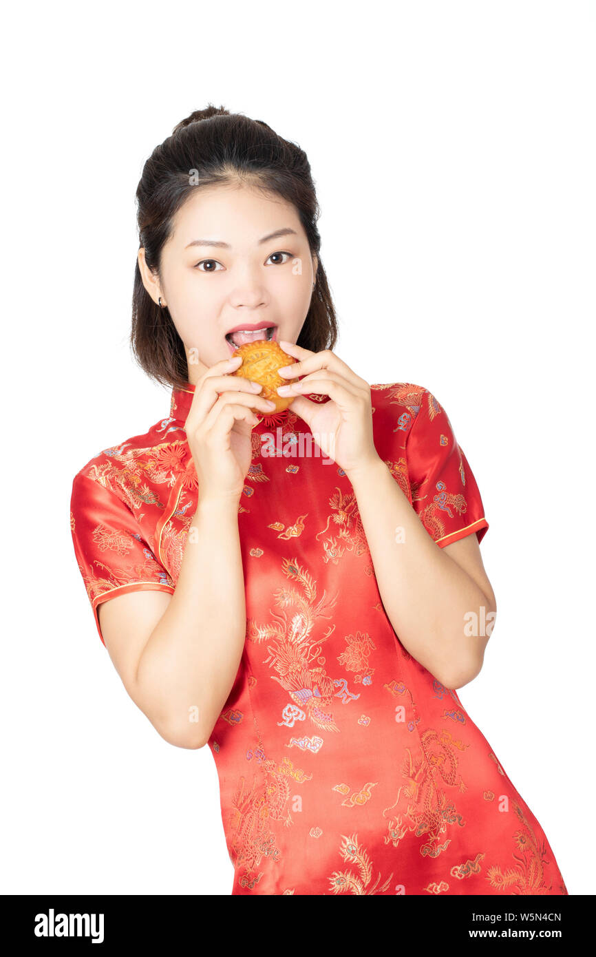 Schöne chinesische Frau trägt einen Cheongsam oder Chipao Holding einen Mond Kuchen die traditionellen Speisen der chinesischen Urlaub von Mid Autumn Festival isoliert Stockfoto