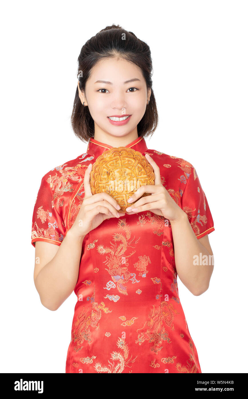 Schöne chinesische Frau trägt einen Cheongsam oder Chipao Holding einen Mond Kuchen die traditionellen Speisen der chinesischen Urlaub von Mid Autumn Festival isoliert Stockfoto