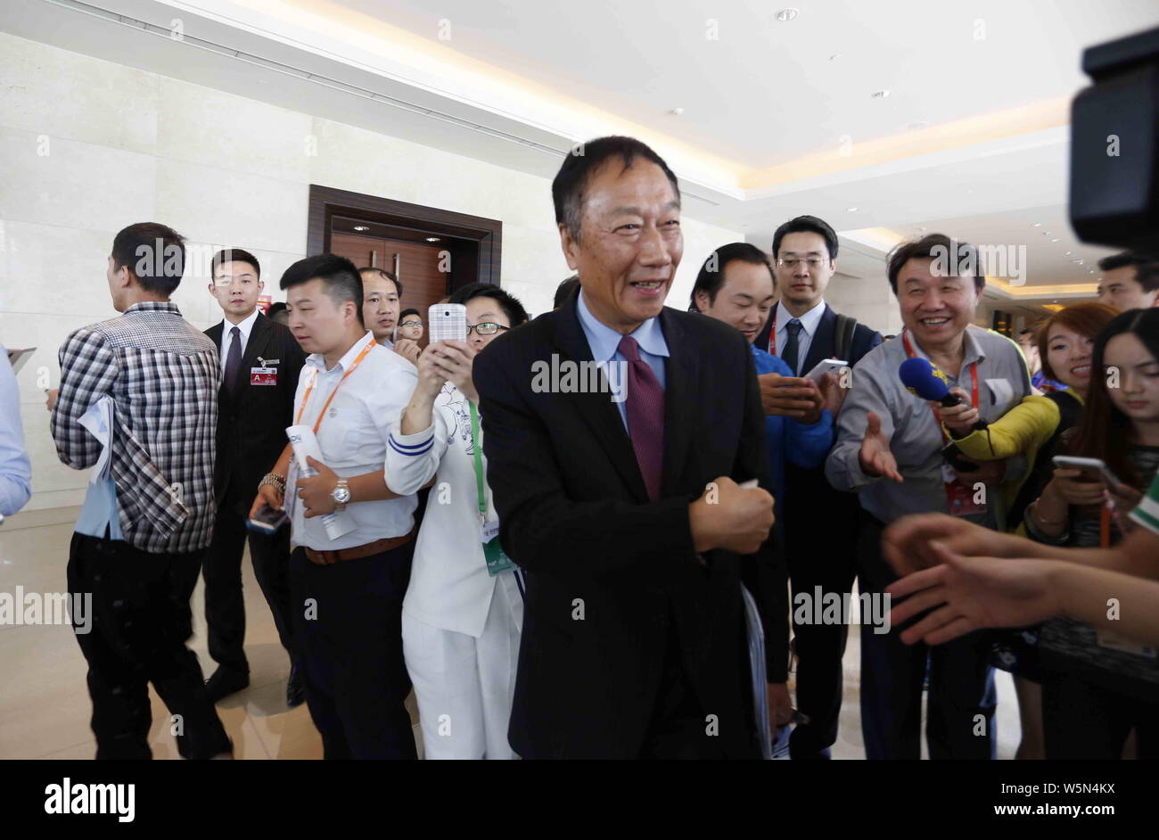 --FILE - Terry Gou, Zentrum, Vorsitzender der Hon Hai Precision Industry Co., Ltd. und Vorsitzender der Foxconn Technology Group, besucht die 2017 China Internati Stockfoto