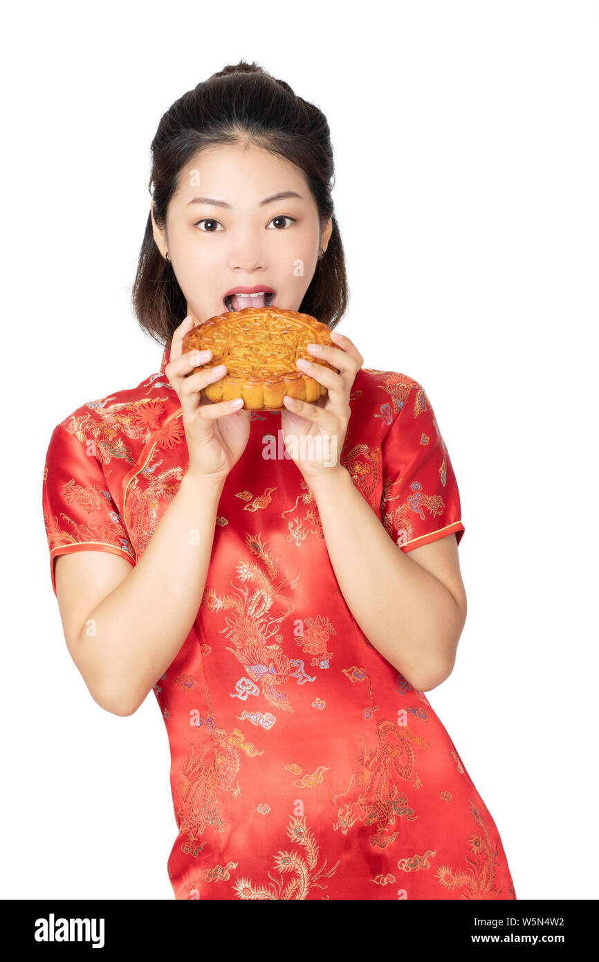 Schöne chinesische Frau trägt einen Cheongsam oder Chipao Holding einen Mond Kuchen die traditionellen Speisen der chinesischen Urlaub von Mid Autumn Festival isoliert Stockfoto