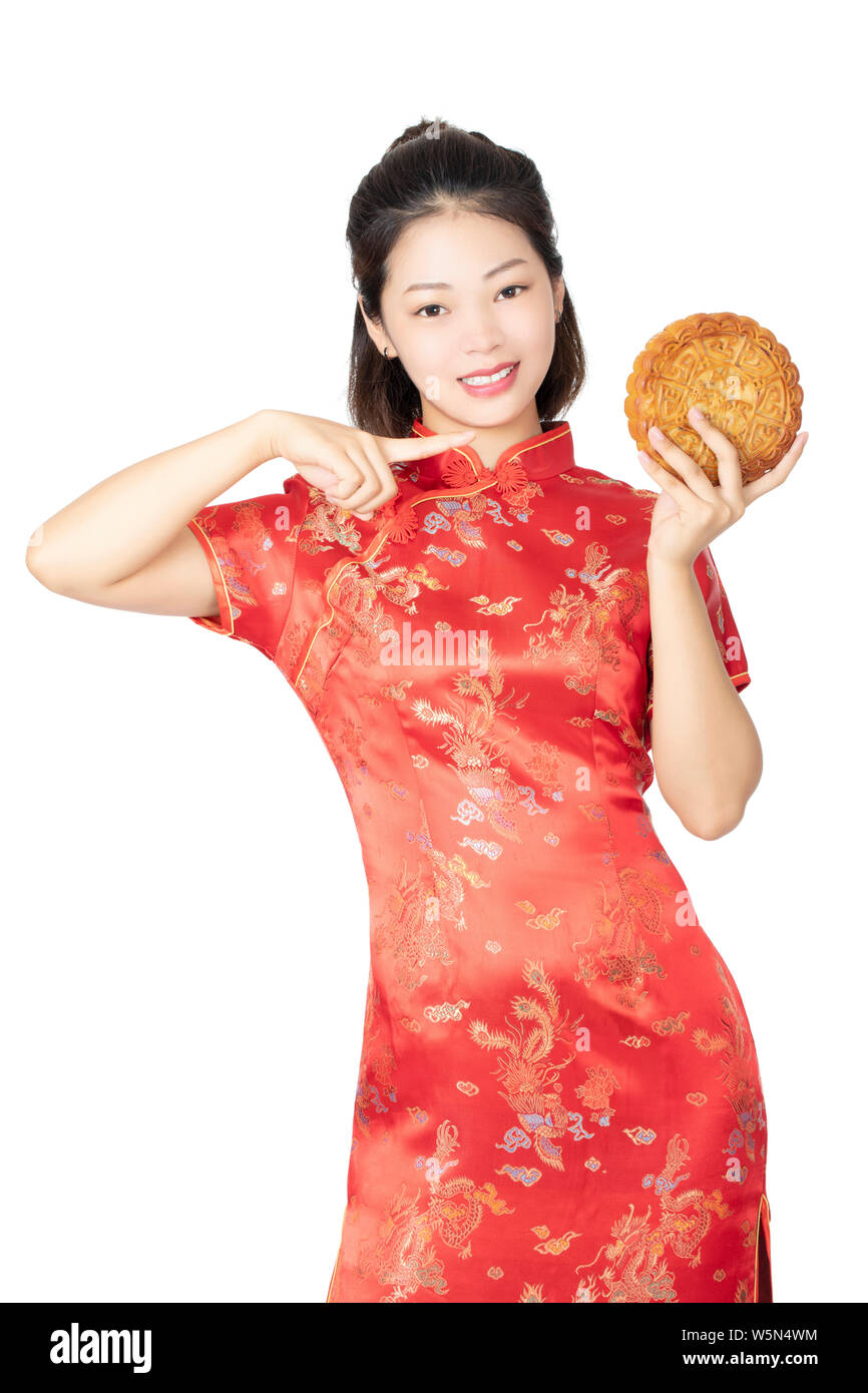 Schöne chinesische Frau trägt einen Cheongsam oder Chipao Holding einen Mond Kuchen die traditionellen Speisen der chinesischen Urlaub von Mid Autumn Festival isoliert Stockfoto