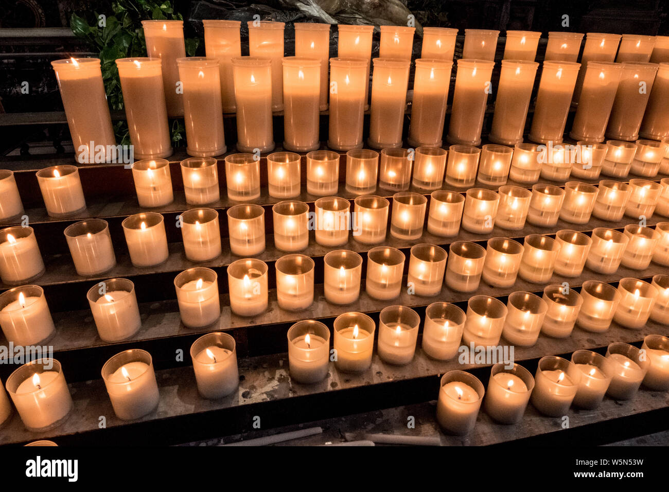 Römisch-katholische Kirche Kerzen in Rom Italien und wie Beleuchtung, sie spiegelt die Hoffnung und Positivität Stockfoto