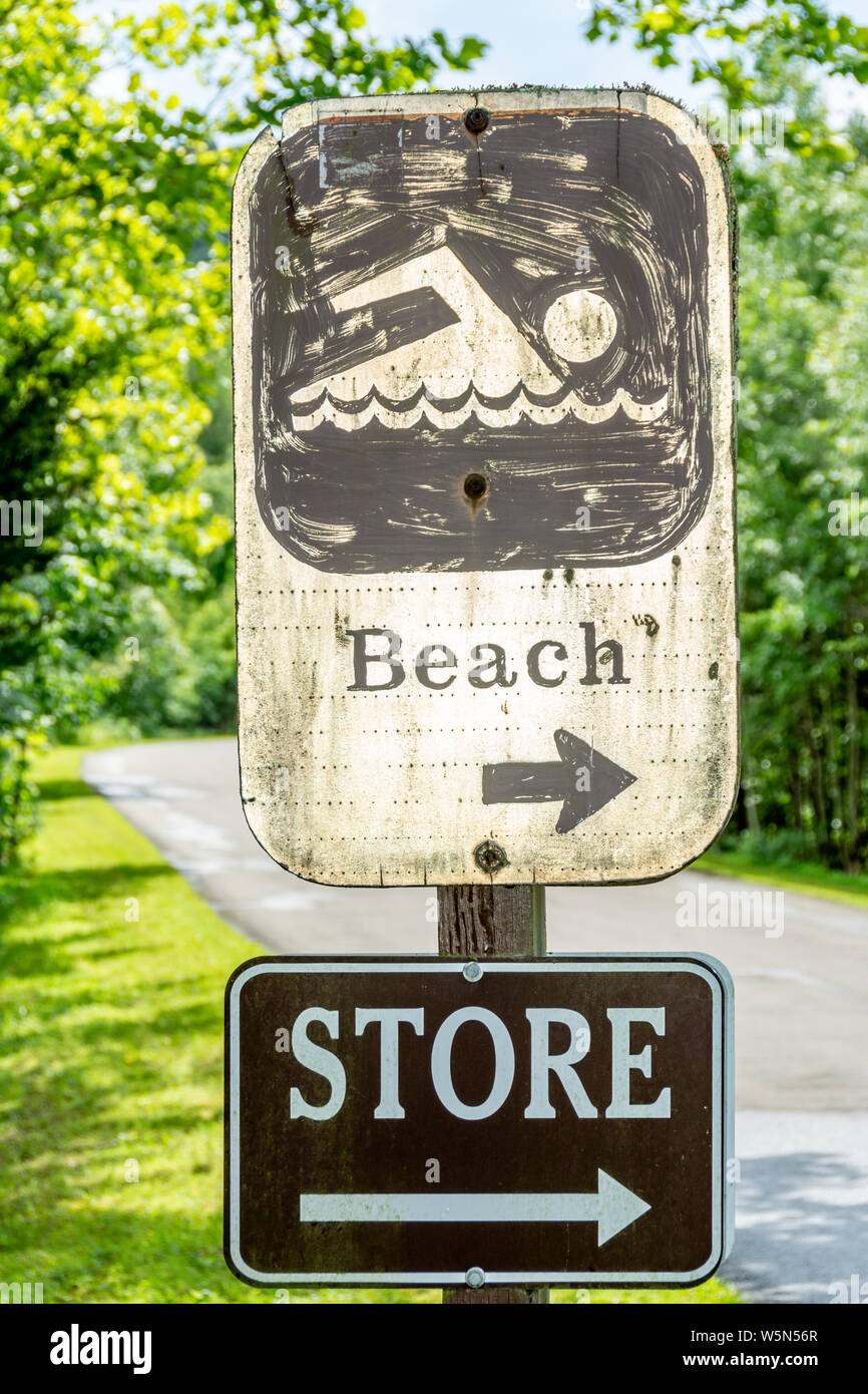Direktionale Schild für den Strand und Speichern an einem Park Stockfoto