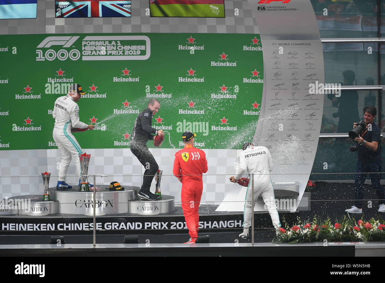 Finnische Rennfahrer Valtteri Bottas von Mercedes, team Ingenieur Marcus Dudley, britischer Rennfahrer Lewis Hamilton der Mercedes-AMG PETRONAS Motorspo Stockfoto