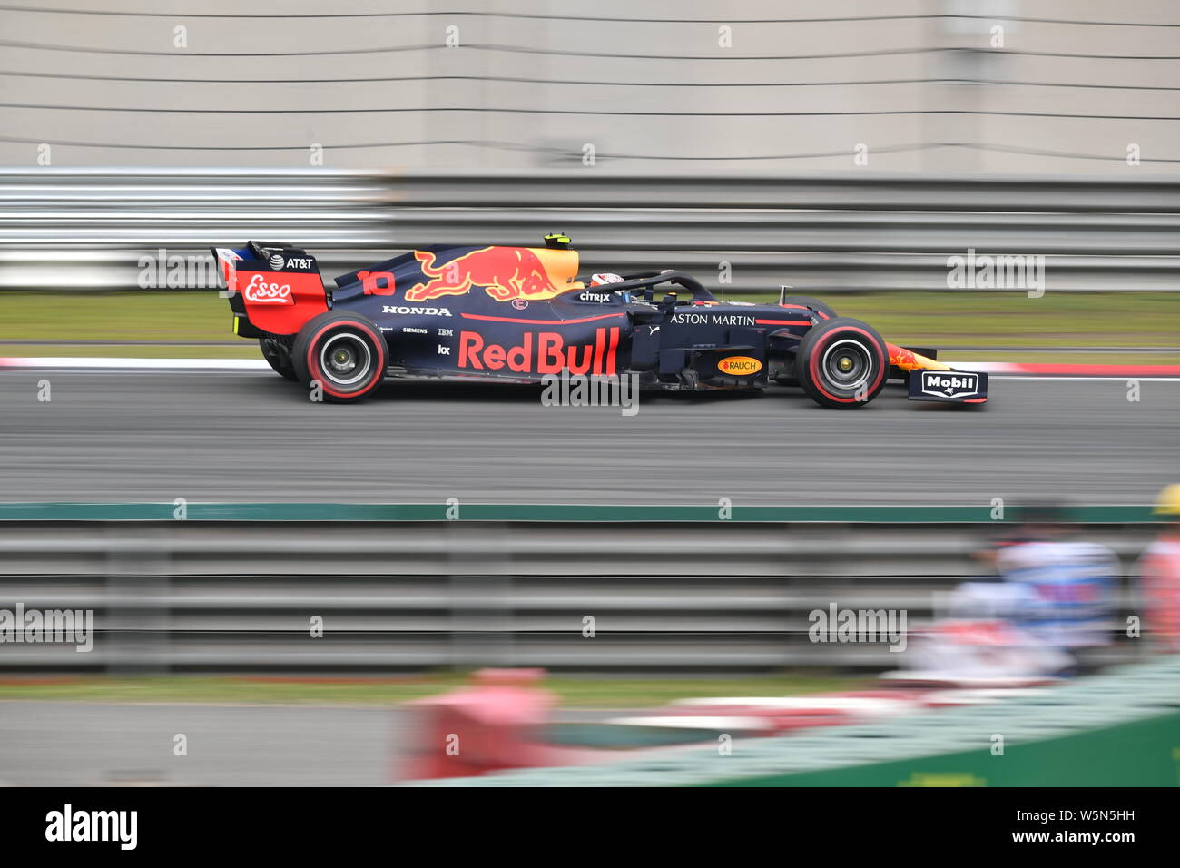 Französische Rennfahrer Pierre Gasly von Red Bull Racing konkurriert Heineken während der Formel Eins Grand Prix von China 2019 auf dem Shanghai International Ci Stockfoto
