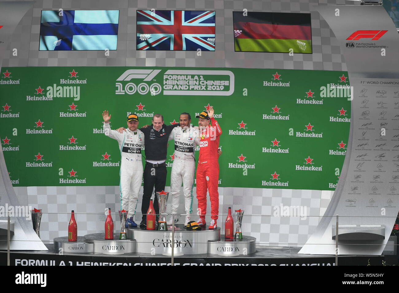 Finnische Rennfahrer Valtteri Bottas von Mercedes, team Ingenieur Marcus Dudley, britischer Rennfahrer Lewis Hamilton der Mercedes-AMG PETRONAS Motorspo Stockfoto