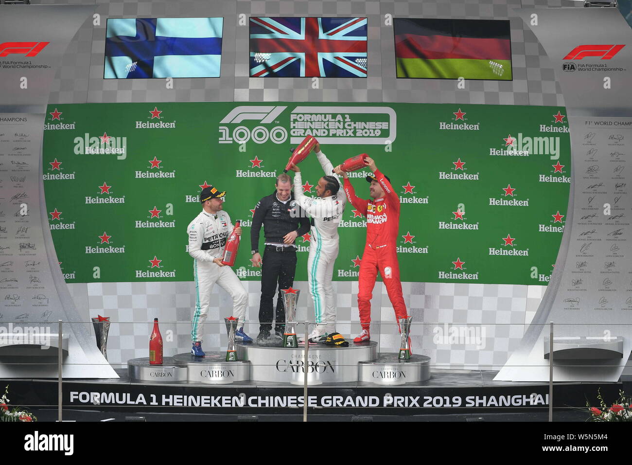 Finnische Rennfahrer Valtteri Bottas von Mercedes, team Ingenieur Marcus Dudley, britischer Rennfahrer Lewis Hamilton der Mercedes-AMG PETRONAS Motorspo Stockfoto