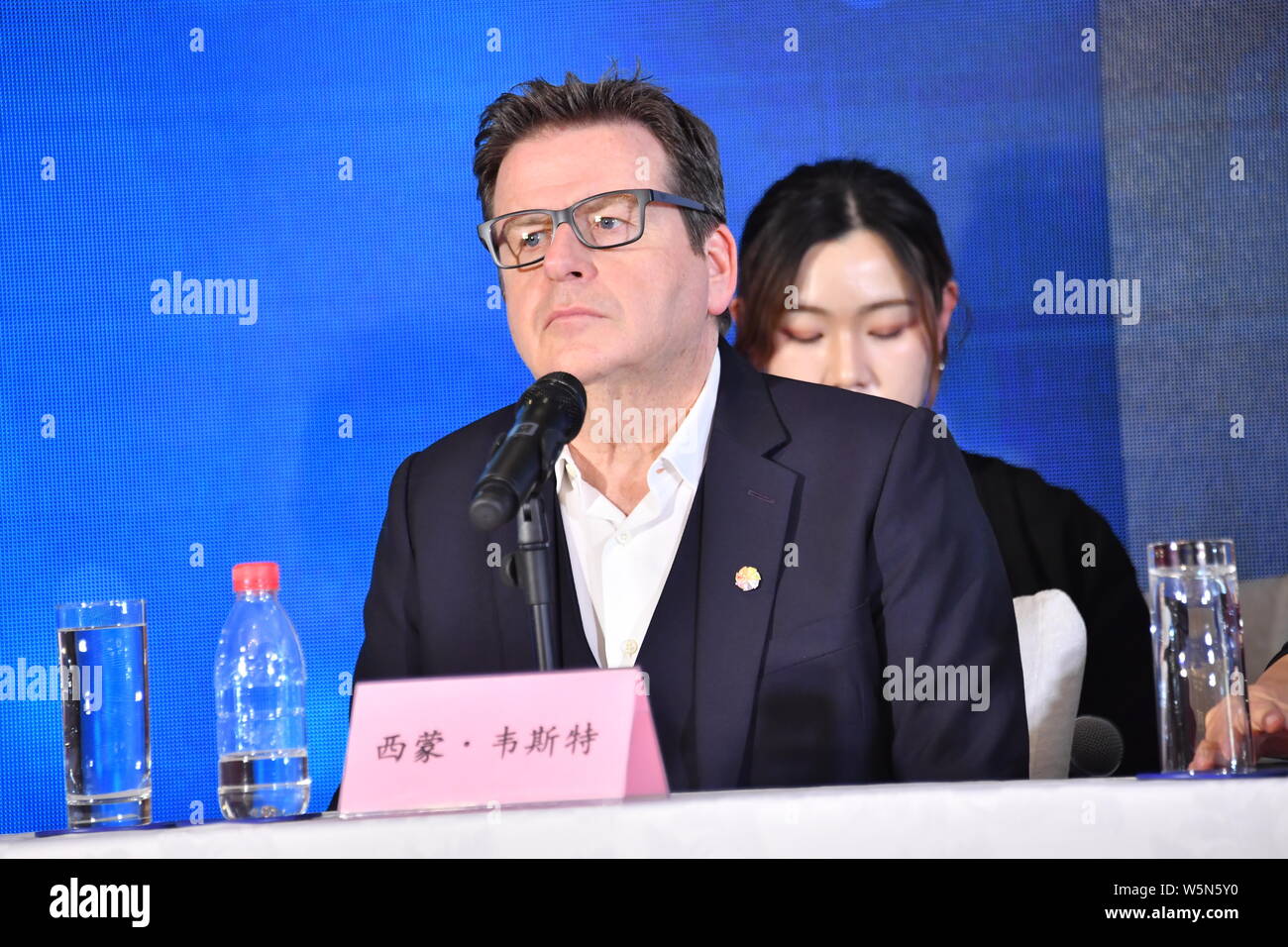 Englisch Regisseur und Produzent Simon West nimmt an der Pressekonferenz der Internationalen Jury für Tiantan Award vor dem 9 Peking Intern Stockfoto