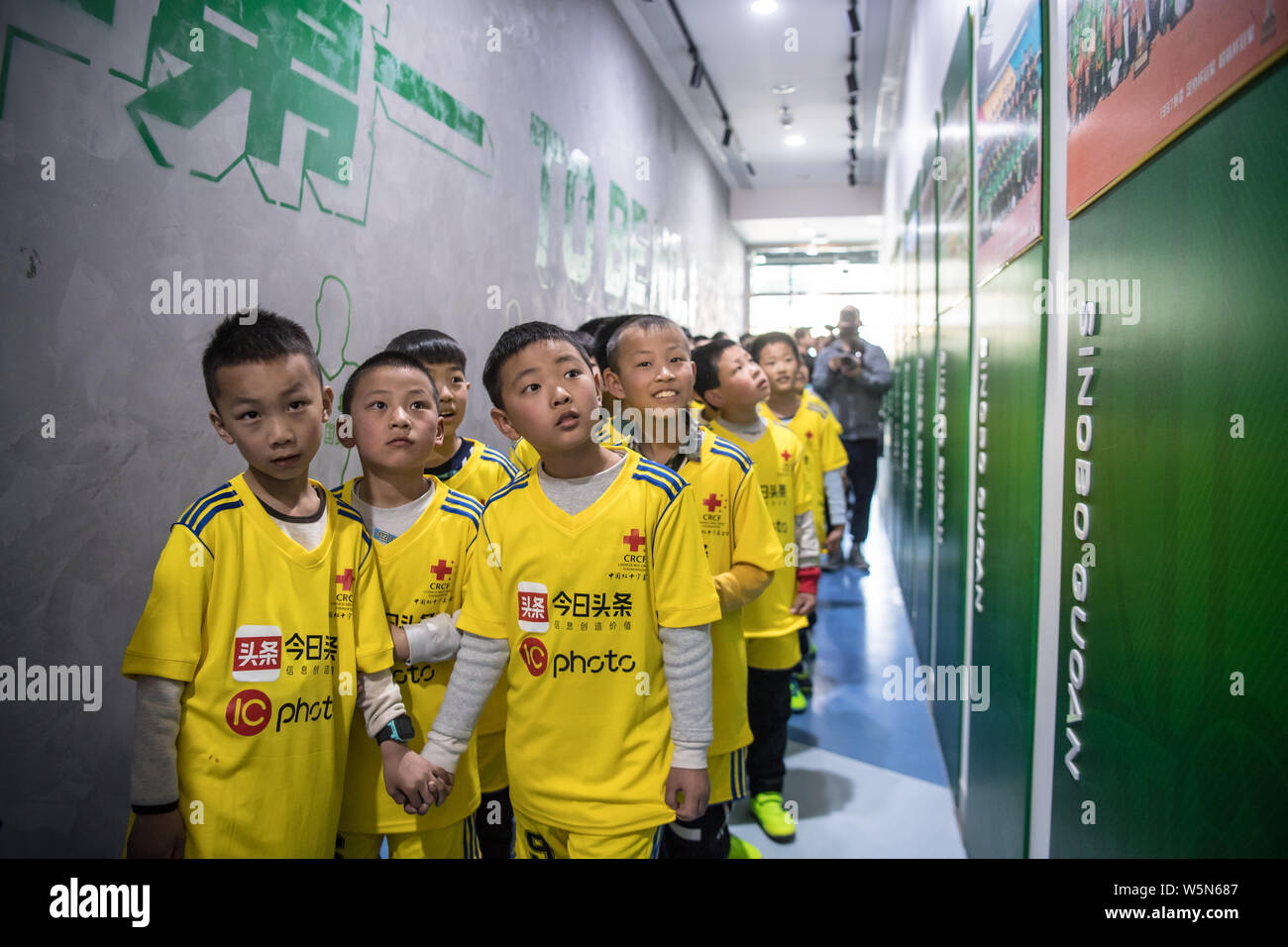 Chinesische teenager Fußball Spieler nehmen teil an der CSL Vorname öffentliche Aktivität', die von beliebten chinesischen News app Jinri Toutiao, IC Foto und Chi Stockfoto