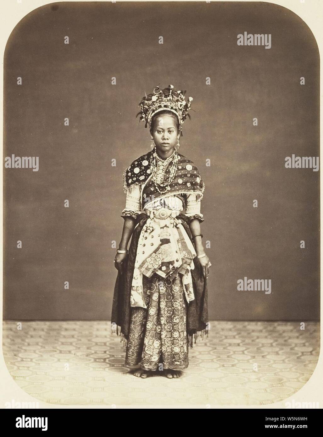 Tänzerin mit einer Gruppe von wandernden Puppeters in Batavia WDL 2910. Stockfoto