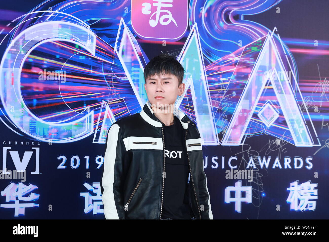 Chinesische Sänger Zhang Jie wirft, wie er auf dem roten Teppich kommt für die 23 China Music Awards in Macau, China, 27. April 2019. Stockfoto