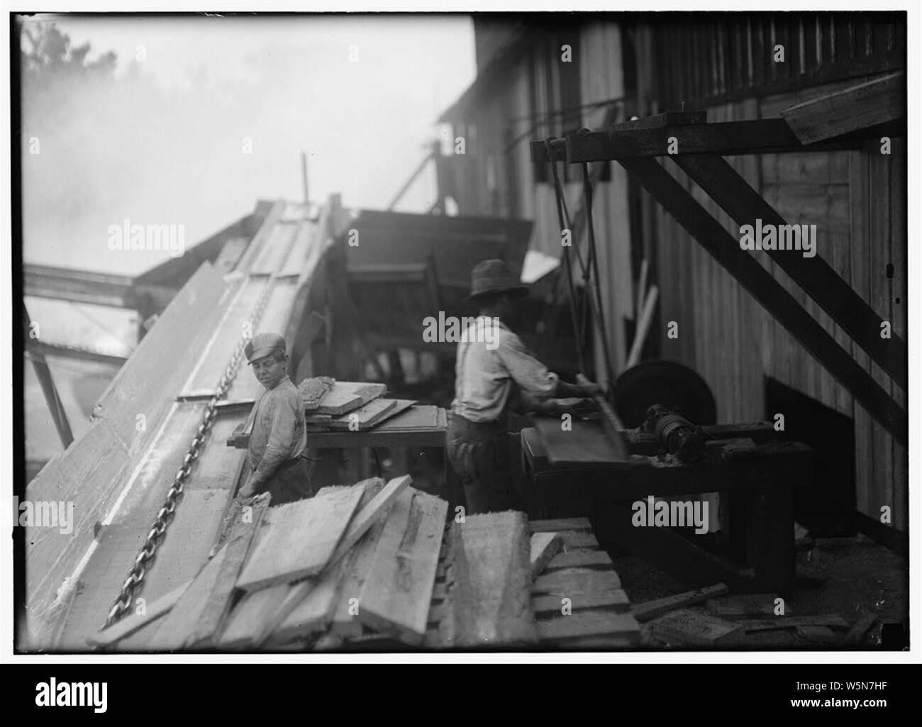 Gefährliche Arbeit. Charlie McBride. Sagte, zwölf Jahre alt. Dieser 12-jährige Junge hat einen festen Job mit der Miller und Vidor Lumber Company. Er nimmt Platten aus der Rutsche, die hat eine bewegte Stockfoto