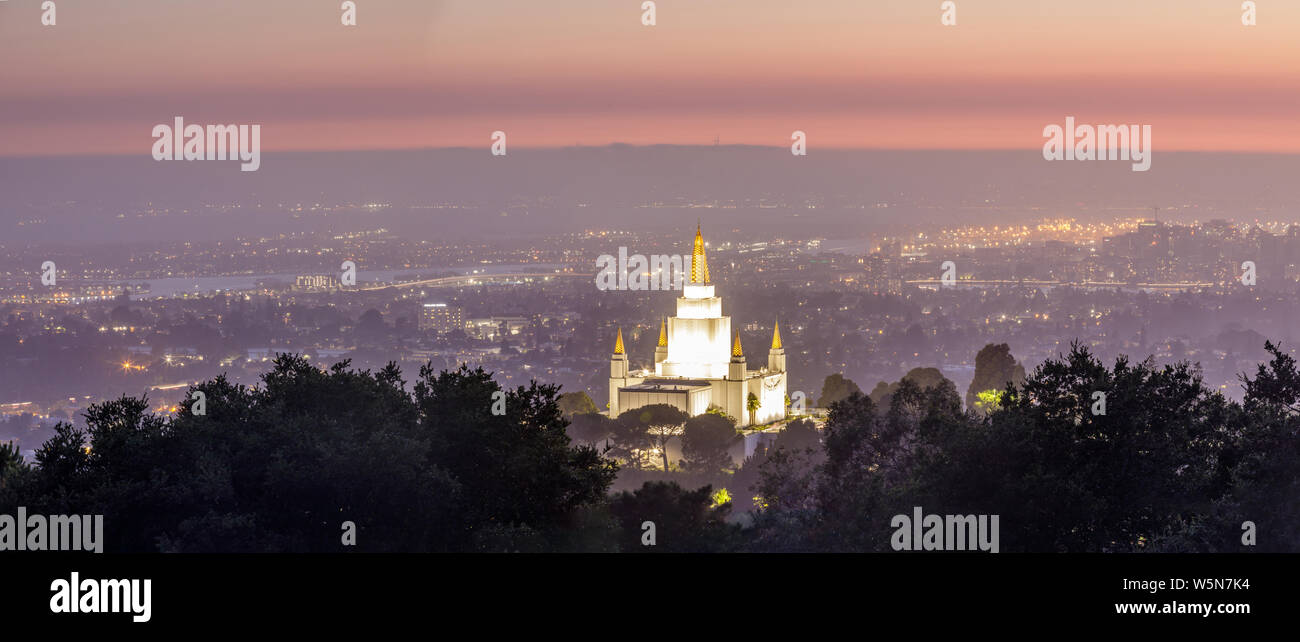 Oakland Tempel und Stadt von Oakland Hills. Stockfoto