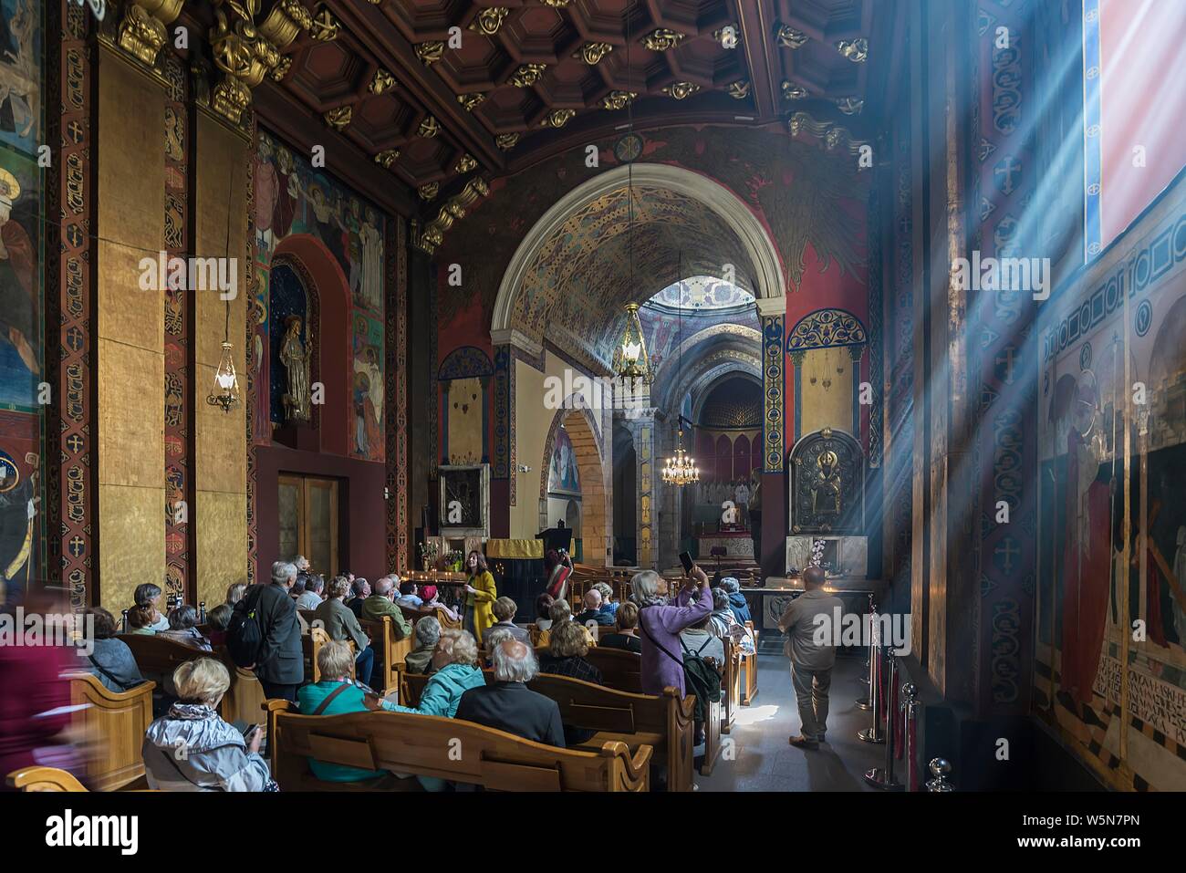 Travel Group in das Heiligtum, die armenische Kathedrale, Lemberg, Ukraine Stockfoto