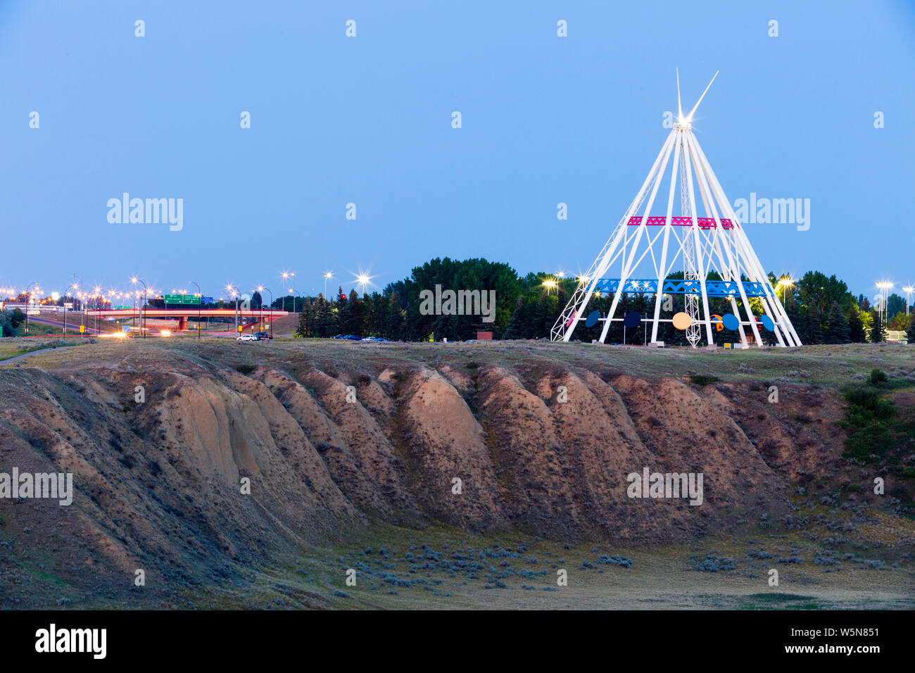 Medicine Hat, Alberta, Kanada - 9. Juli 2019: Die Medizin hat die meisten sichtbaren Wahrzeichen ist die Saamis Tepee! Ursprünglich für die Calgary 1988 Wi gebaut Stockfoto