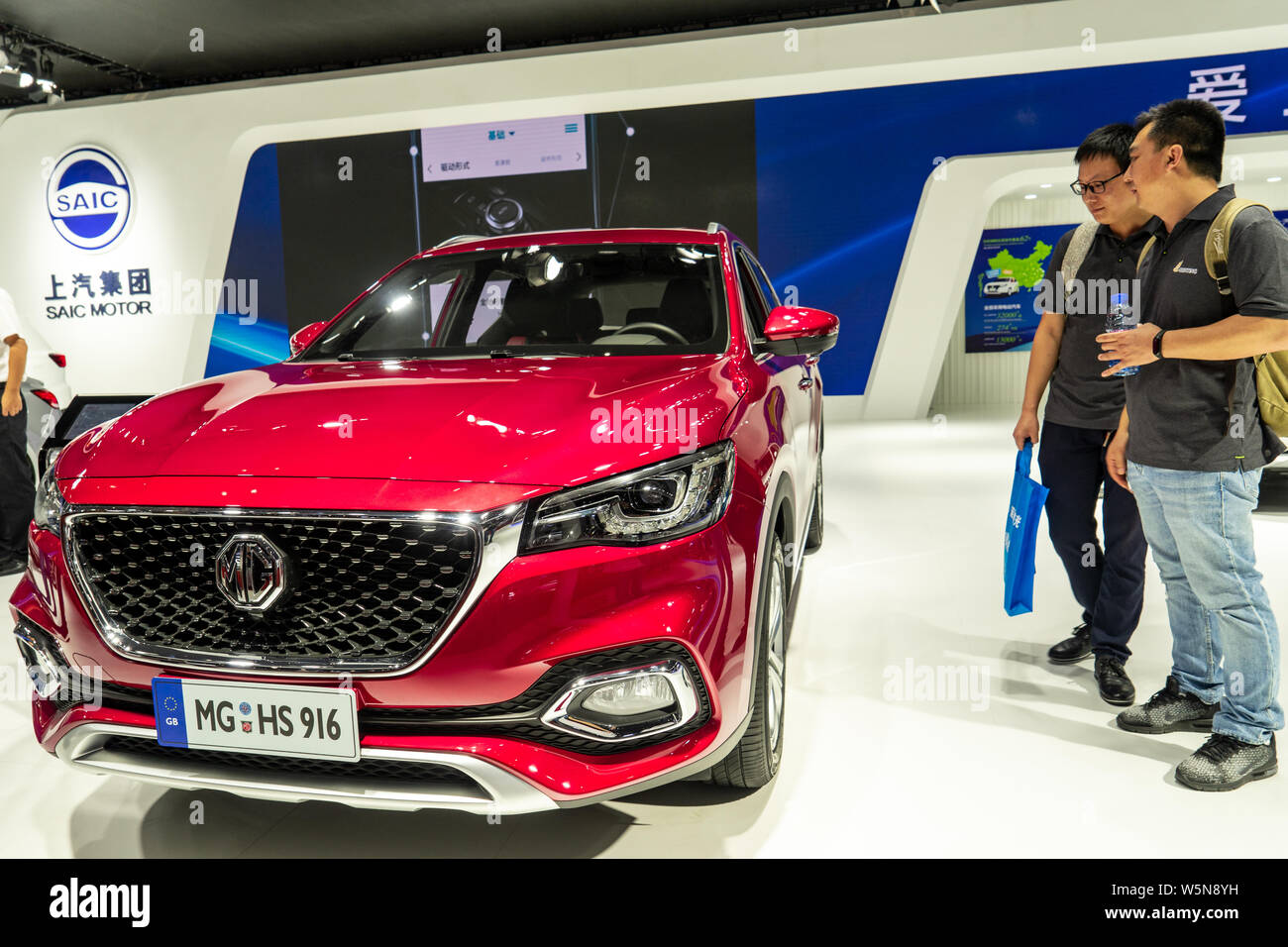 ---- Menschen besuchen den Stand der Shanghai Automotive Industry Corporation (SAIC) während der Shanghai Pudong Internationalen Automobil- Ausstellung 2018 Stockfoto
