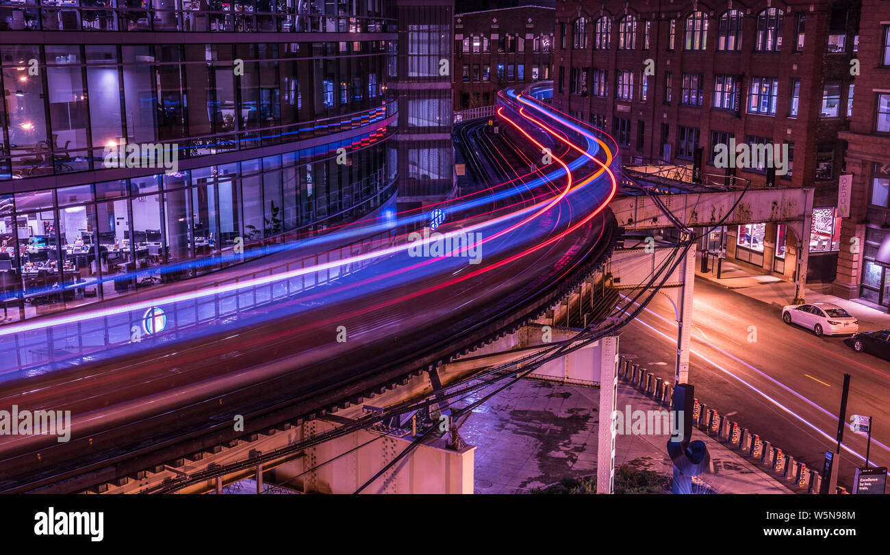 Leichte Wanderwege, von zwei Chicago EL Züge, aus Brunnen Kinzie Parkplatz Garage, Nähe Bahnhof Merchandise Mart, in der Dämmerung Stockfoto