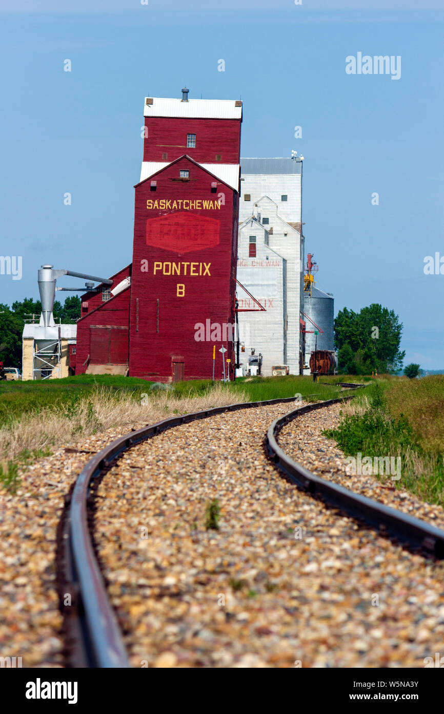 Pontiex, Saskatchewan, Kanada - 8. Juli 2019: Landschaft malerischen Blick auf alte hölzerne Getreidesilo in der kanadischen Prärie Stadt Pontiex, Saskatchewan Stockfoto