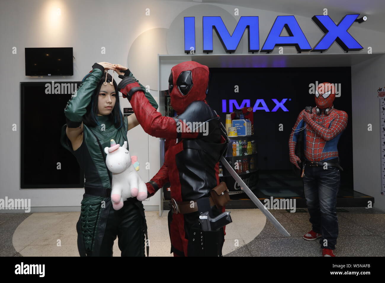 Chinesische Zuschauer tragen Kostüme von Avengers Superhelden warten in einem Kino vor der Mitternacht Premiere von Disney und Marvel "Avengers: Endgame Stockfoto