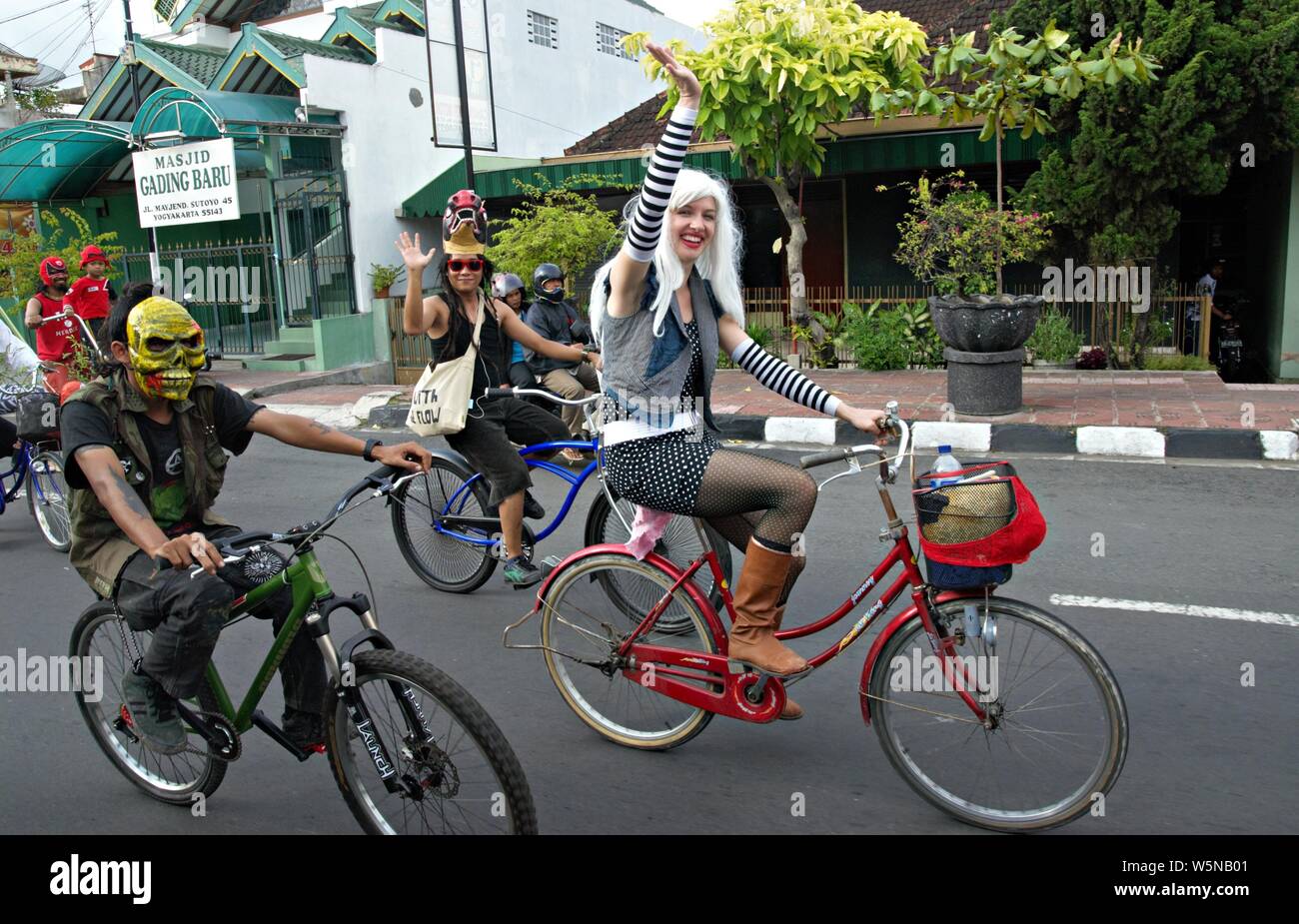 Yogyakarta, Indonesien - Juli 2019: eine Gruppe von Menschen, mit dem eindeutigen Kostüm, fahrt Ihr bycycle auf der Straße. Stockfoto