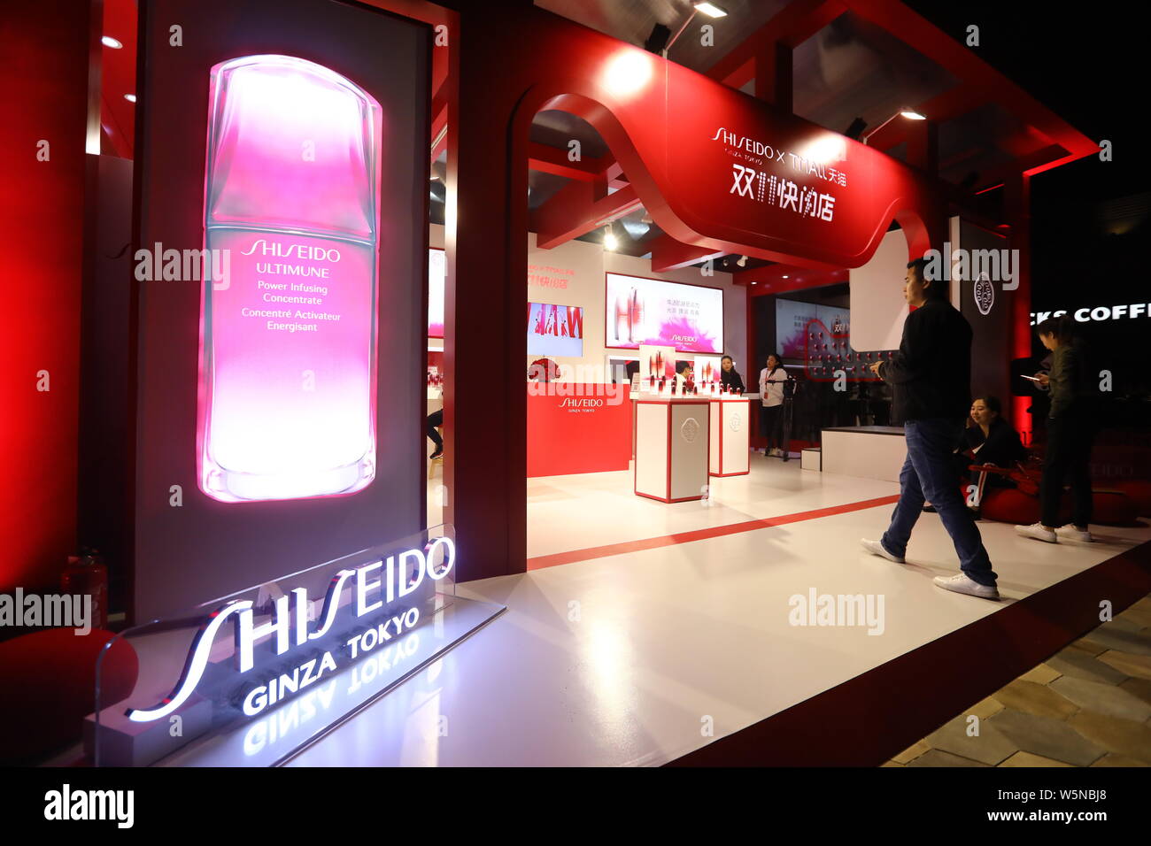 ---- Blick auf den Stand von Shiseido in Shanghai, China, 10. November 2017. Japanische Kosmetikfirma Shiseido eine strategische Partnerschaft w geschmiedet hat Stockfoto