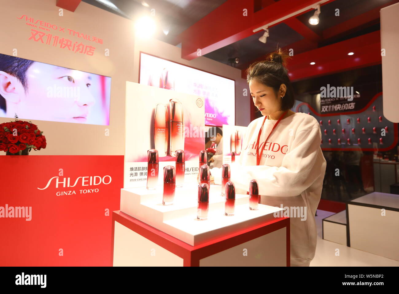 --FILE - ein Mitarbeiter ist auf dem Stand von Shiseido in Shanghai, China, 10. November 2017. Japanische Kosmetikfirma Shiseido hat einen strategi Stockfoto