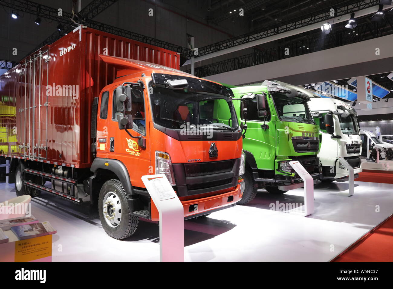 ---- Blick auf den Stand der China National Heavy Duty Truck Group, auch als Sinotruk Gruppe, während der 18. Internationalen Automobil bekannt in Shanghai Stockfoto