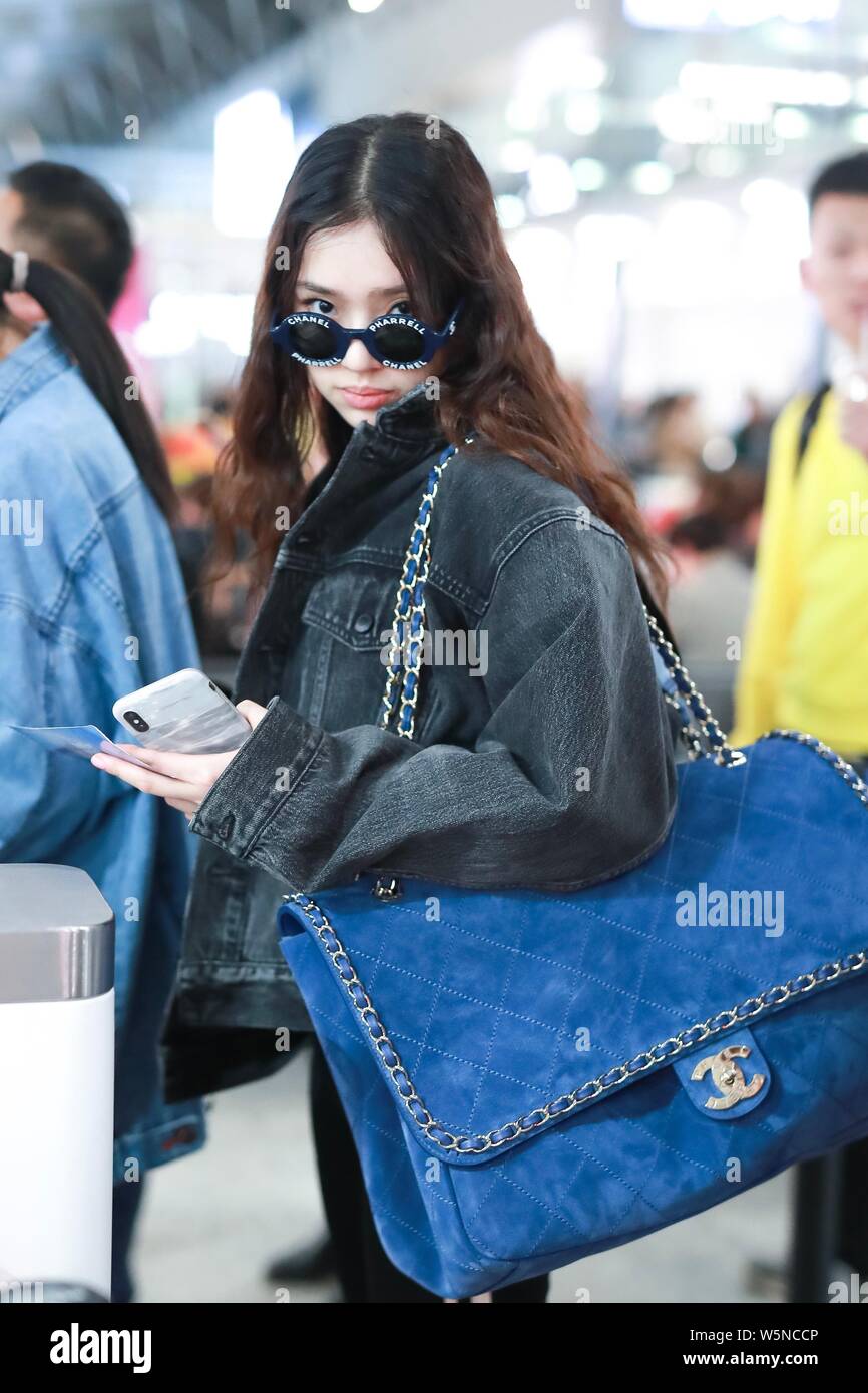 Chinesische Schauspielerin Jelly Lin oder Lin Yun kommt an einem Flughafen in Shanghai, China, 7. April 2019. T-Shirt: Palm Engel Handtasche: Chanel Sonnenbrille: Chan Stockfoto