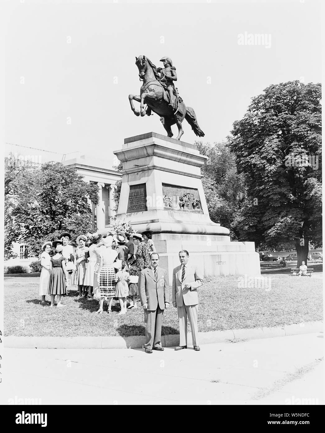 Gruppe von Menschen, die vor einem Reiterstandbild von Jose de San Martin, Washington, DC, gesammelt. Stockfoto